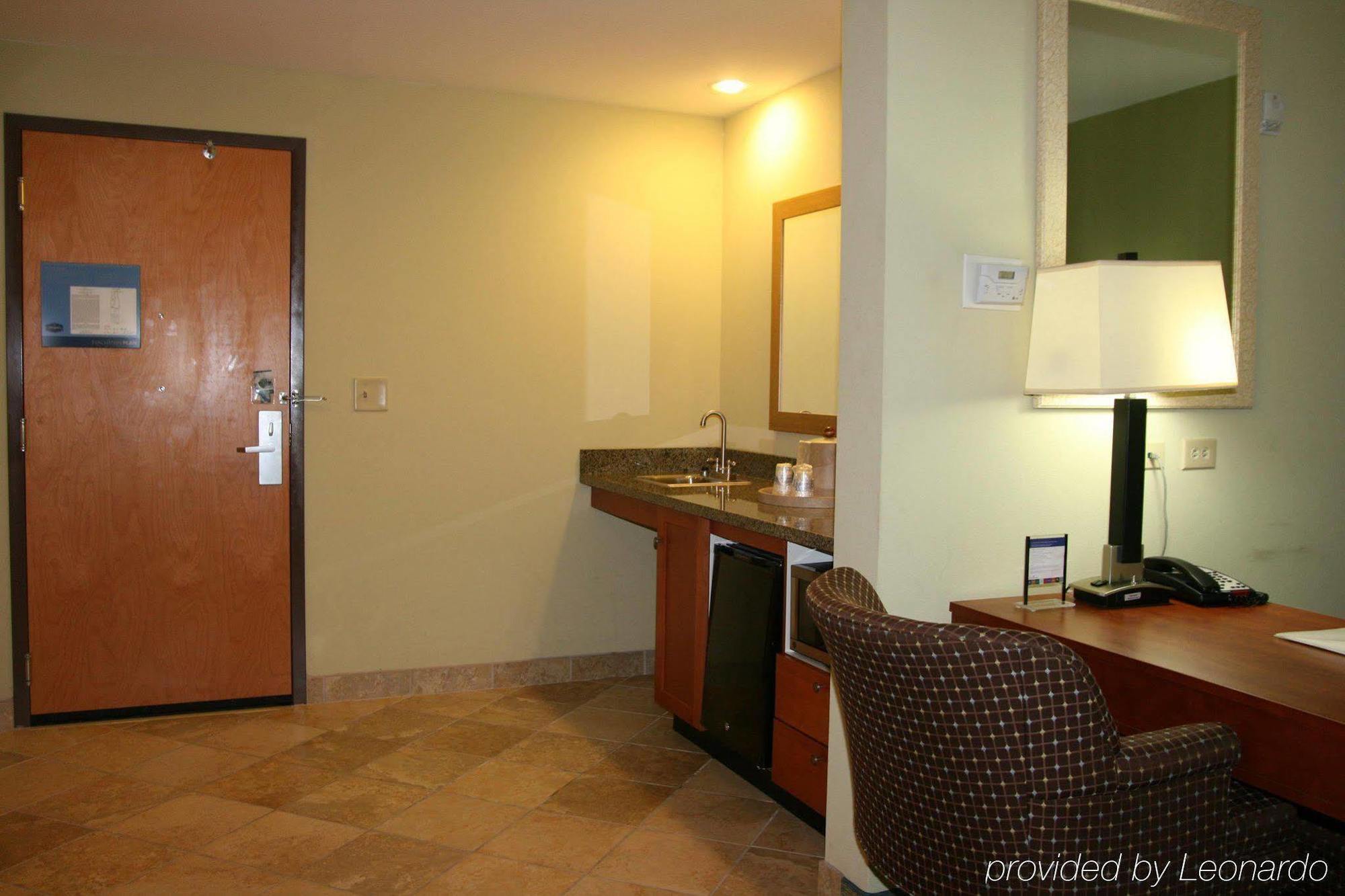 Hampton Inn & Suites Birmingham Airport Area Irondale Номер фото